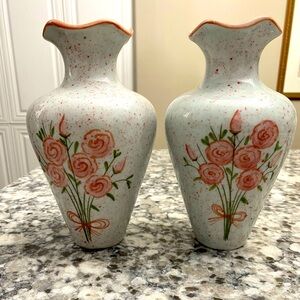 SET OF 2 EUC SUSAN STEINBERG PAPEL GIFTWARE SPECKLED ROSES CERAMIC VASES IN PINK
